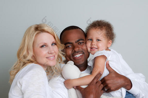 肖像关于幸福的多种文化的家庭微笑的.