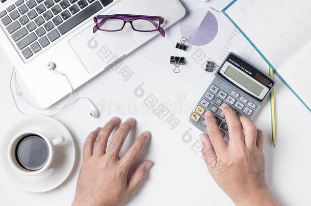 商业男人使用计算器向现代的白色的办公室书桌表