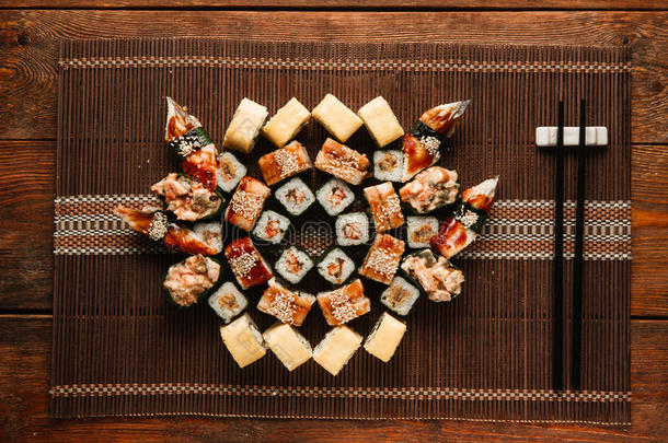 日本人寿司放置各式各样的,平的放置.食物艺术.
