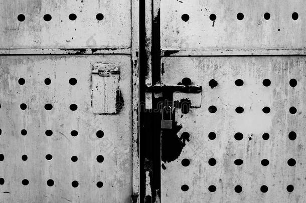 使人惊慌的生锈的金属门和门<strong>上锁</strong>的附加的