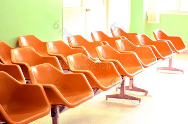 椅子采用指已提到的人医院走廊.医院采用terior