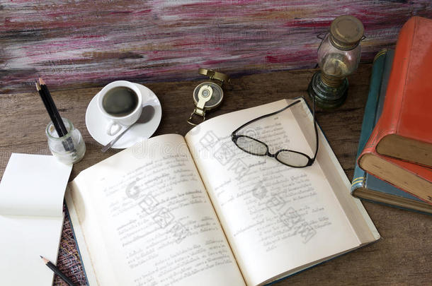 老的书暴风雨灯笼咖啡豆杯子,罗盘,眼镜和<strong>铅笔</strong>