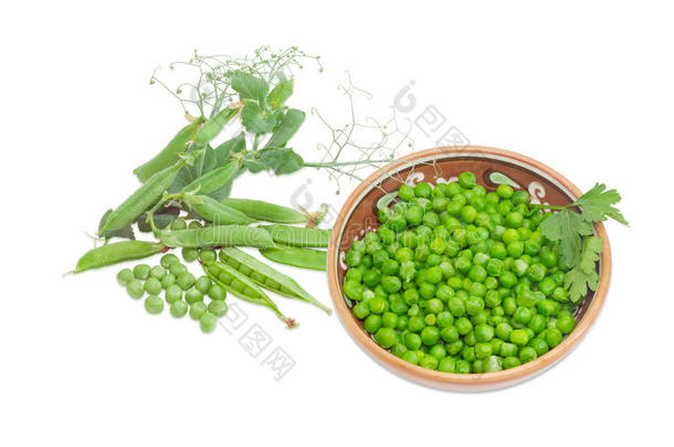 使变白绿色的豌豆采用碗和豌豆荚和树枝