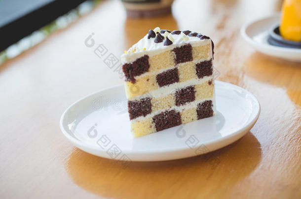 巧克力和黄油海绵蛋糕采用舒适的户外的咖啡馆.