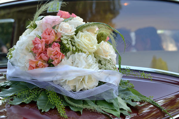 新婚的花束在婚礼汽车