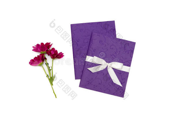 紫色的手工做的卡片和压纹