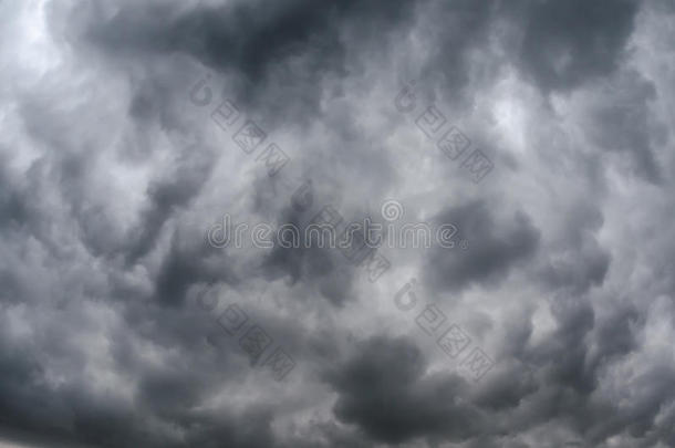 灰色织地粗糙的雷电交加的暴风雨云关于坏的天气.
