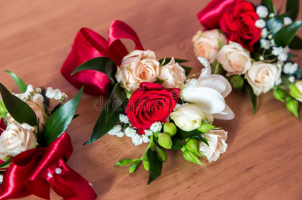 婚礼插于钮孔上之花红色的.粉红色的玫瑰插于钮孔上之花为使整洁,维丁