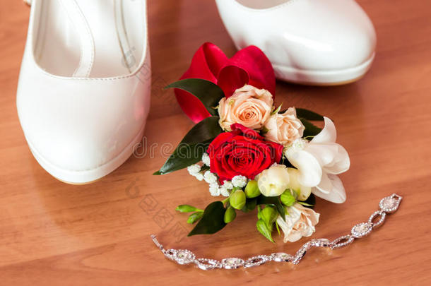 婚礼插于钮孔上之花红色的.粉红色的玫瑰插于钮孔上之花为使整洁,维丁