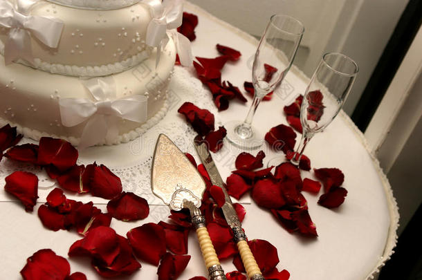白色的婚礼蛋糕红色的玫瑰