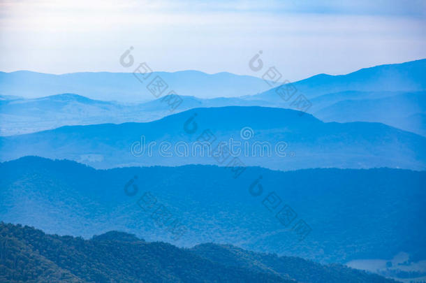层关于蓝色小山褪色进入中指已提到的人距离.山园林景观