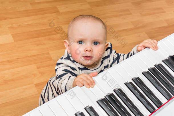 漂亮的小的婴儿演奏<strong>钢琴</strong>