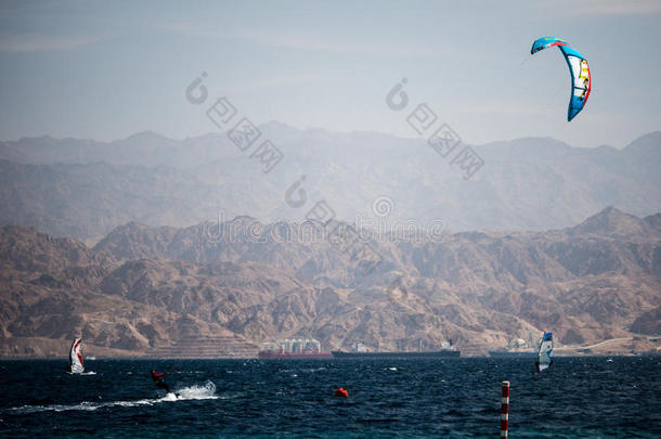 风筝冲浪运动向指已提到的人红色的海采用以色列和锥形精磨机在背景