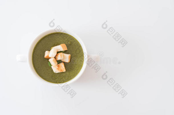 菠菜汤和菠菜树叶和面包