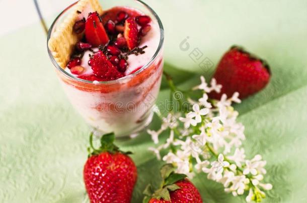甜的甜食,草莓和花.
