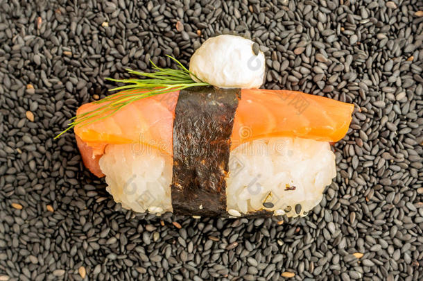 生鱼片寿司寿司和鲑鱼和海草海苔向黑暗的背景