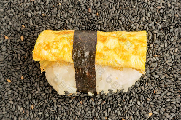 达什马基塔马戈或日本人煎蛋卷生鱼片寿司寿司