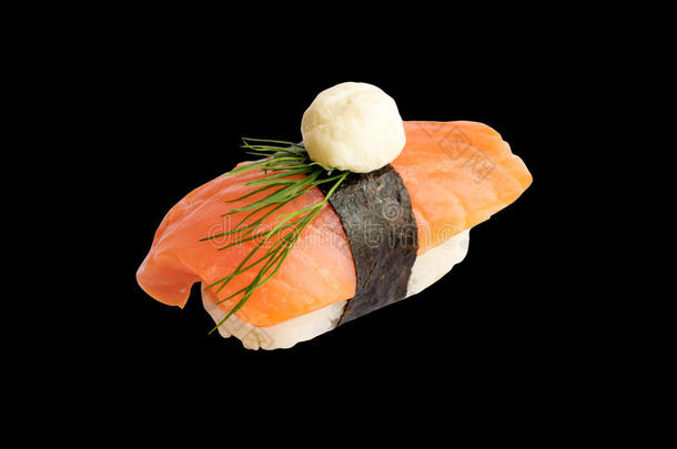生鱼片寿司寿司和鲑鱼和海草海苔向黑的背景