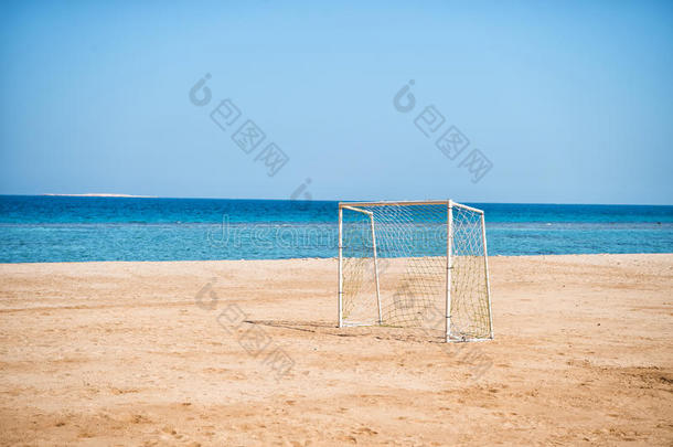 海岸和足球门和网向沙