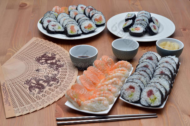 梅基寿司名册和生鱼片寿司寿司黑色亮漆食物向指已提到的人表