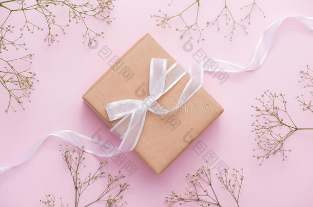 <strong>牛皮纸</strong>纸赠品盒系和粉红色的带和白色的花为