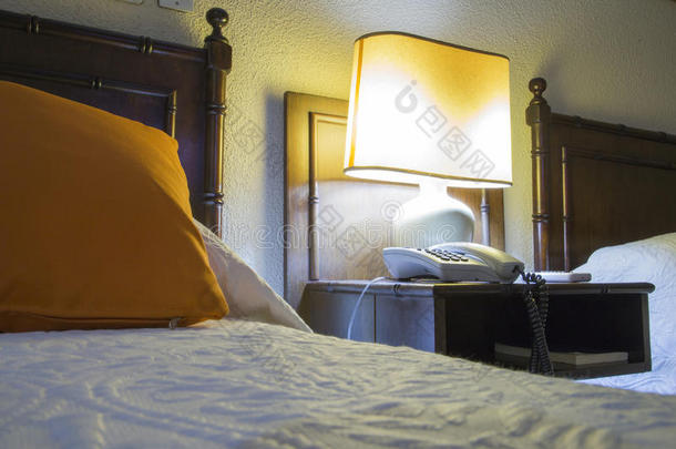 旅社和bedrooms卧室,放在床头边的小桌和灯在夜
