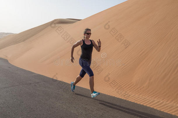 女人锻炼采用指已提到的人沙漠.