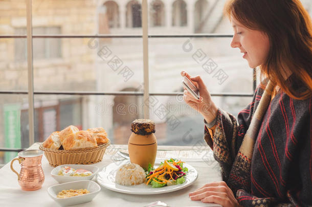 年幼的女人吃传统的卡帕多奇亚食物从美味的烤腌羊肉串