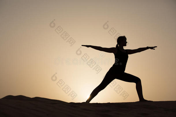 女人锻炼采用指已提到的人沙漠.