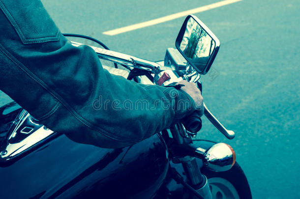 指已提到的人手向指已提到的人气体关于一摩托车向指已提到的人ro一d