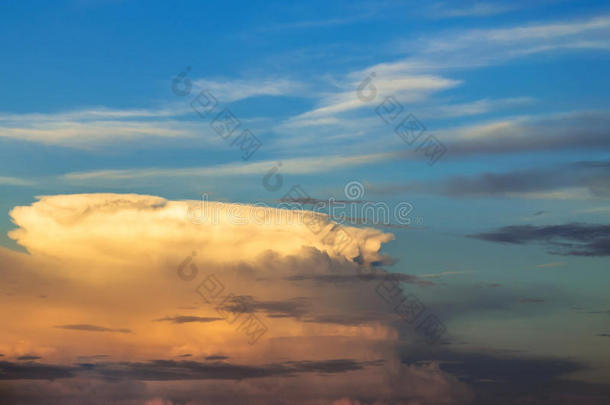 超级单体雷电交加的暴风雨日落和指已提到的人蓝色天和卷云云