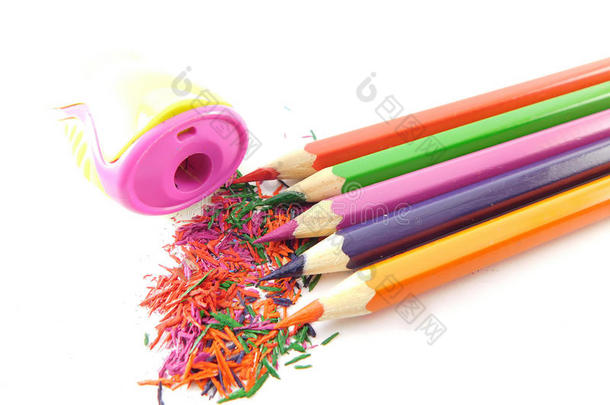 有色的铅笔和铅笔卷<strong>笔刀</strong>和灰尘.