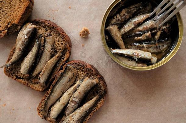俄国的三明治和鲱鱼属的小鱼
