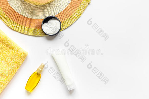 太阳<strong>注意事项</strong>乳霜,帽子,毛巾为海滩休息白色的背景