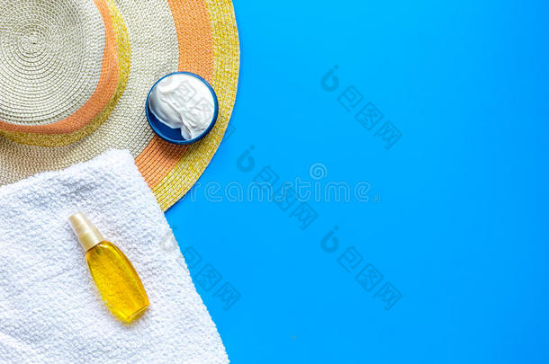 太阳<strong>注意事项</strong>乳霜,帽子,毛巾为海滩休息蓝色背景