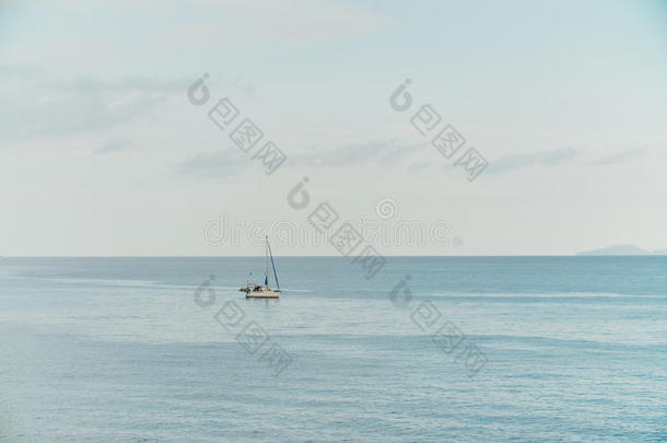 白色的快艇采用指已提到的人海,蓝色天.