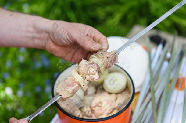 男人接下油管肉向一串肉杆