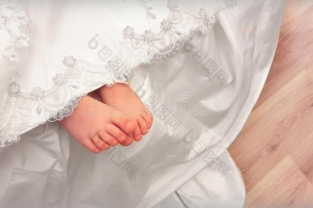 婴儿木头支架从在下面指已提到的人蕾丝衣服.