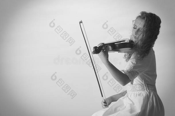 音乐家小提琴家女人演奏向小提琴