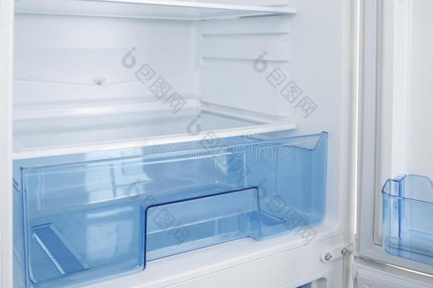 白色的冰箱向白色的背景