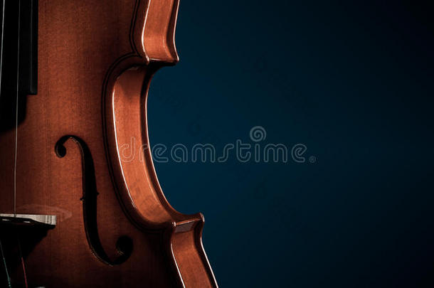小提琴音乐的器具关于<strong>管弦乐</strong>队特写镜头向黑的
