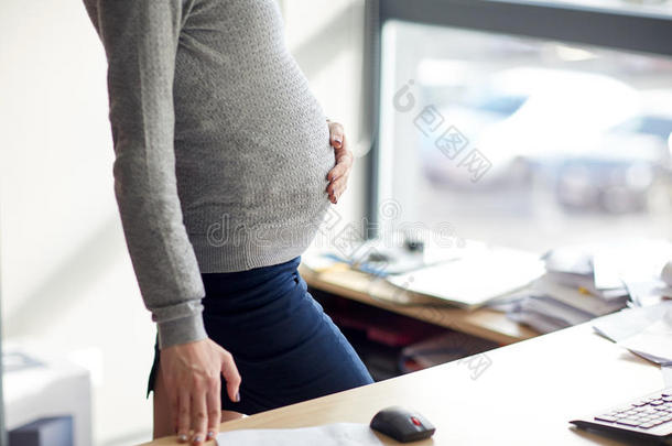 怀孕的女商人和计算机在办公室