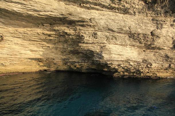 绘制海的洞穴一起海岸关于博尼法乔,南方的CorsicCorsic