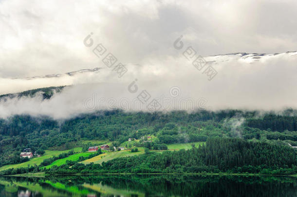 美丽的风景和风景看法关于挪威,绿色的风景关于