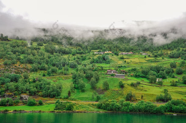 美丽的风景和风景看法关于挪威,绿色的风景关于