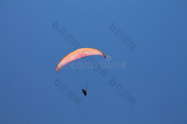 奥卢德尼兹,火鸡-七月10,2012:男人飞行的采用降落伞采用blue蓝色