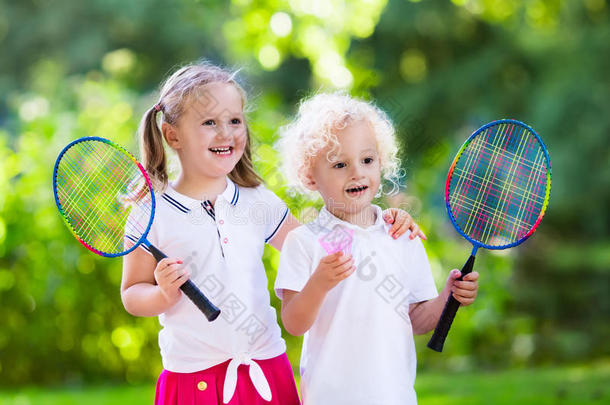 小孩比赛羽毛球或网球采用outdo或法院