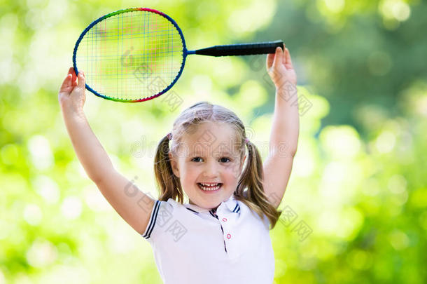 小孩演奏羽毛球或网球outdo或采用夏