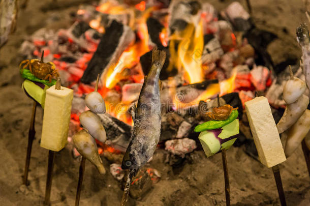 传统的日本人方式木炭烤的<strong>鱼</strong>和蔬菜