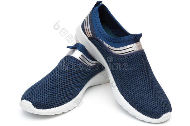 一副关于蓝色像运动家的鞋子为男人
